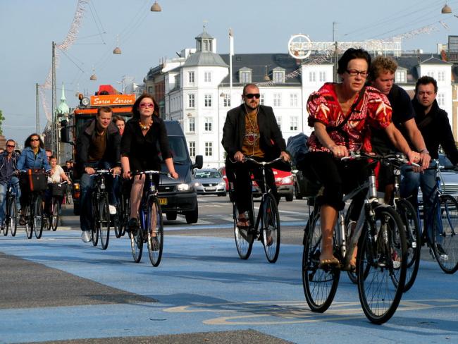 Photo: Mikael Colville-Andersen / Copenhagenize Design Co. / Copenhagen CC BY-NC 2.0 https://creativecommons.org/licenses/by-nc/2.0/ No changes People cycling in Copenhagen